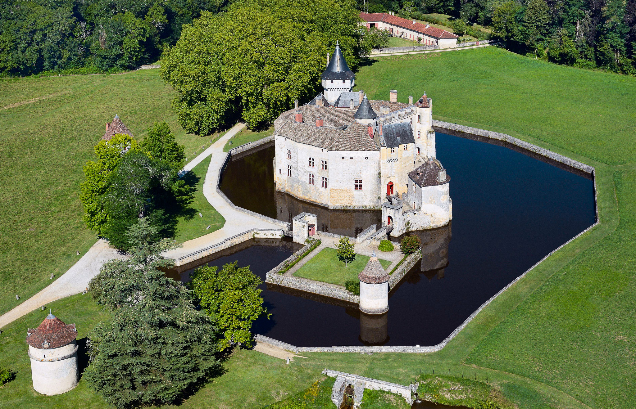 Exclusive Tour of Château de La Brède, by Isabelle Oberson, director